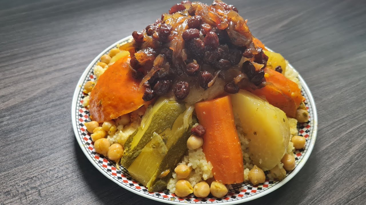 كسكس المغربي من الذ الأطباق. Marokkanischer Couscous  mit Gemüse und Rosinen Zubereitung.