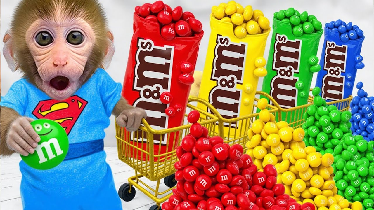 Малышка Обезьянка Bonbon Ломает Огромную Конфету M&M И Находит Сюрпризы Внутри! 🍬🐵