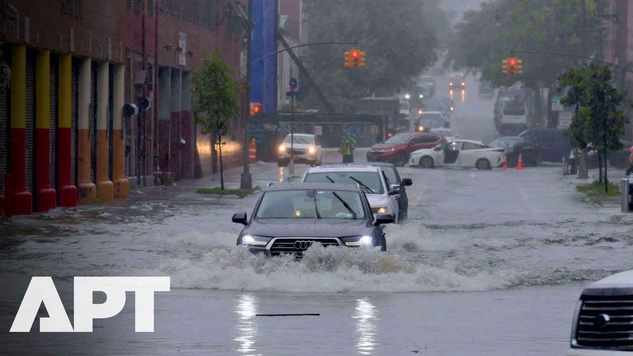 Record Rainfall Drowns US' Brooklyn Streets — Residents Forced to Wade Through Deep Waters | APT