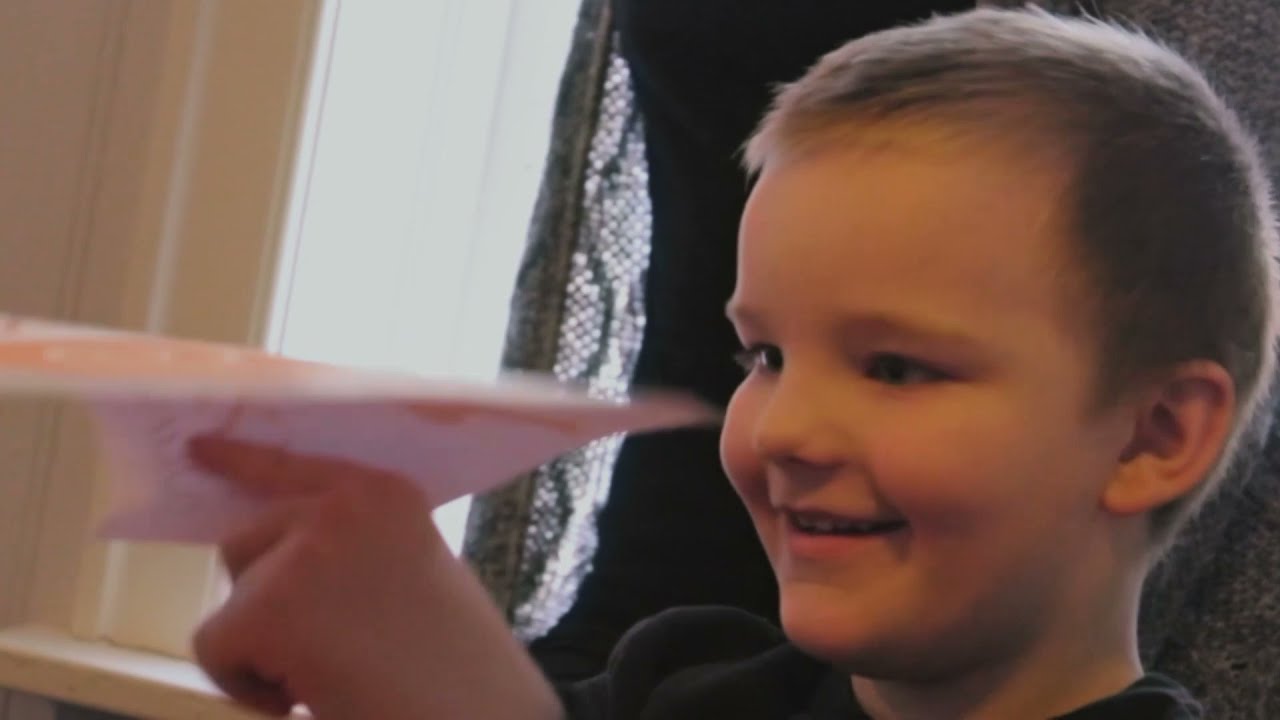 Hamingjan b&yacute;r &iacute; h&aelig;gl&aelig;tinu. w. english subtitles.