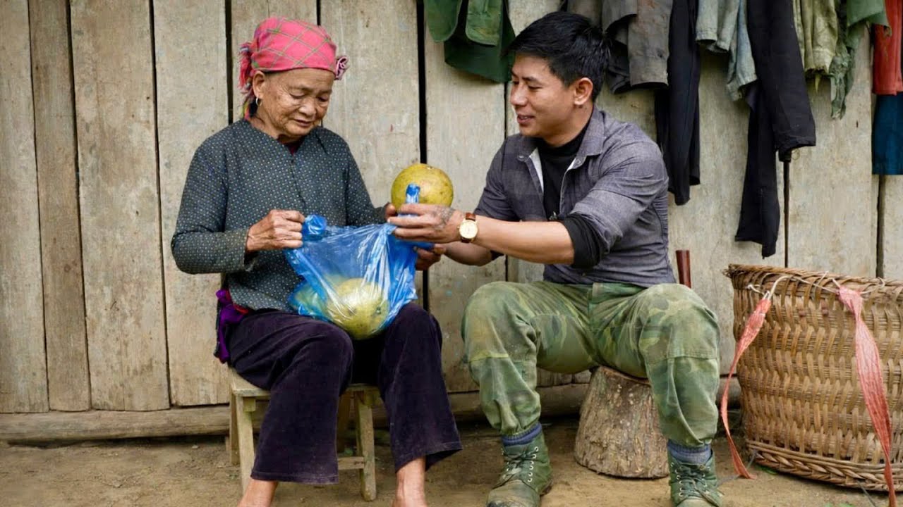 CEO Trieu Khang met an elderly woman living alone and offered his heartfelt assistance.