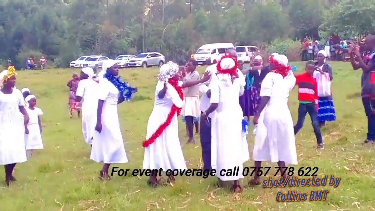 ONA JINSI BWANA ARUSI NA ESCOTERS WALIVYOIMBA SIKU YA ARUSI