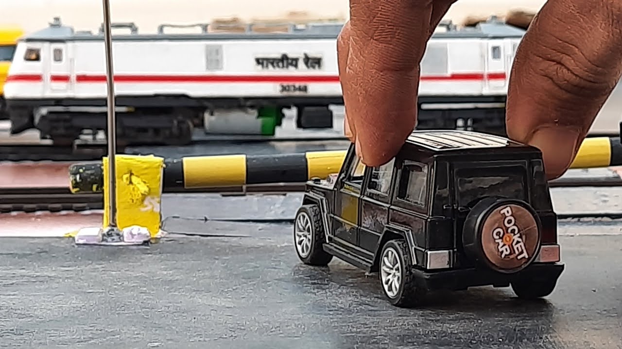 MINIATURE RAILWAY LEVEL CROSSING OF INDIAN RAILWAY || CENTY TOY TRAIN & DIECAST