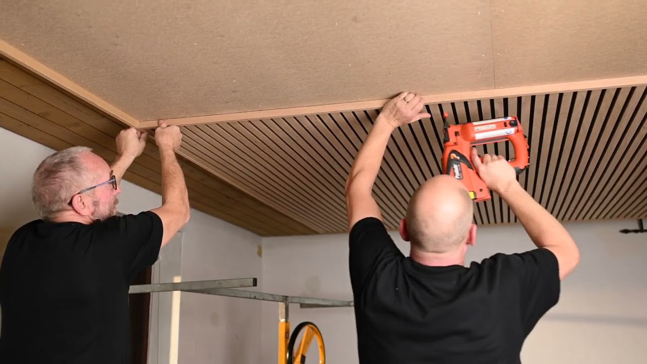 So montieren Sie ein Akustikpaneele an der Decke