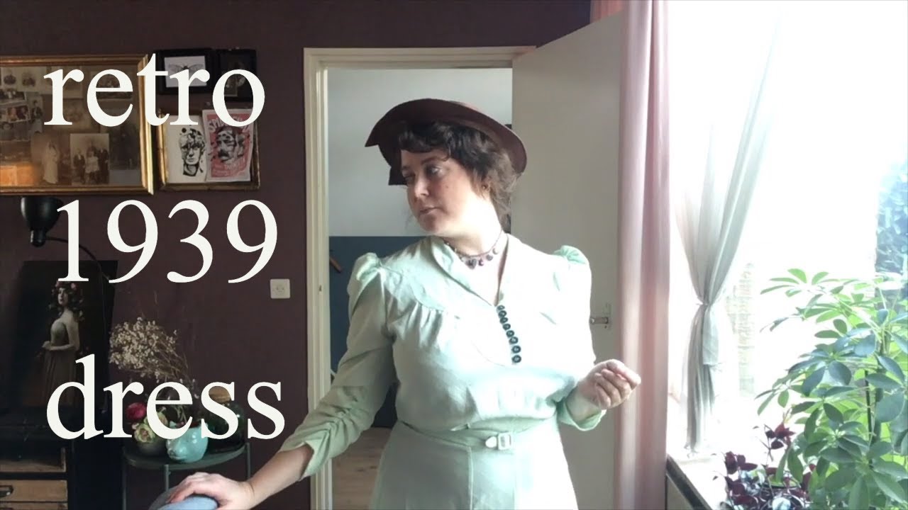 Sewing a 1930s dress on an antique Singer sewingmachine