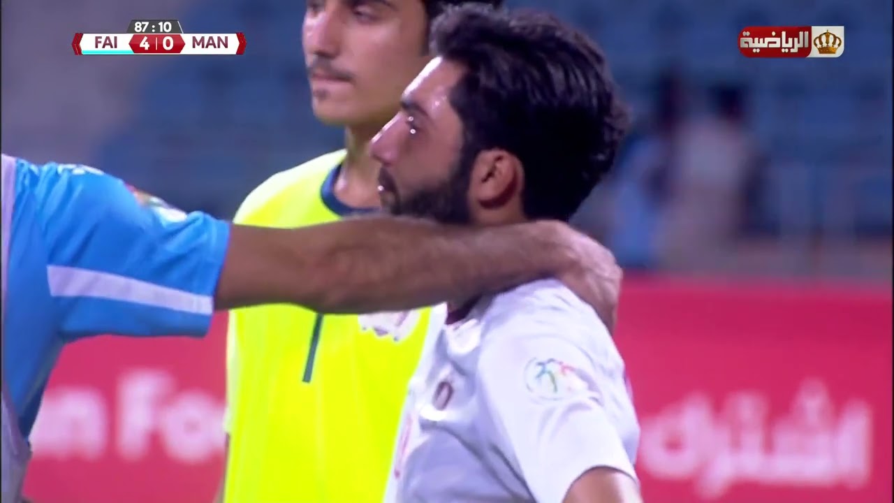 لحظة دخول عدد من جماهير الفيصلي لأرضية الملعب في مباراتهم مع نادي معان