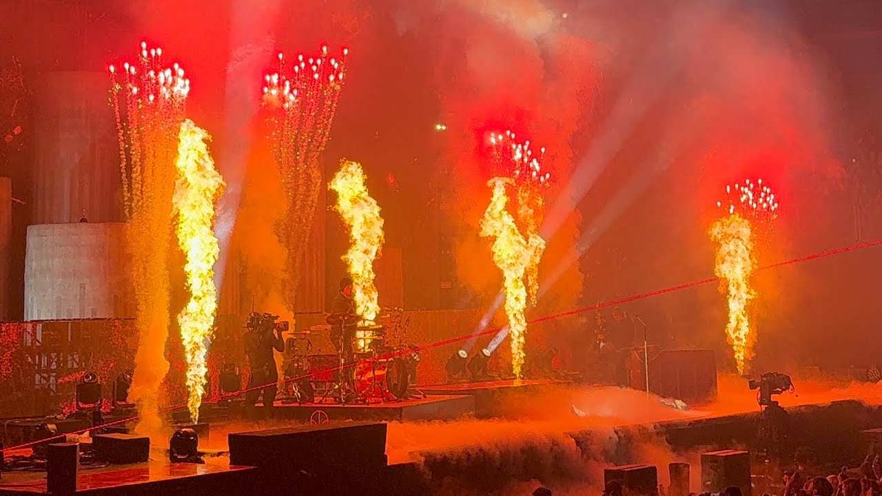 twenty one pilots - Heavydirtysoul (live in Prague 2025)