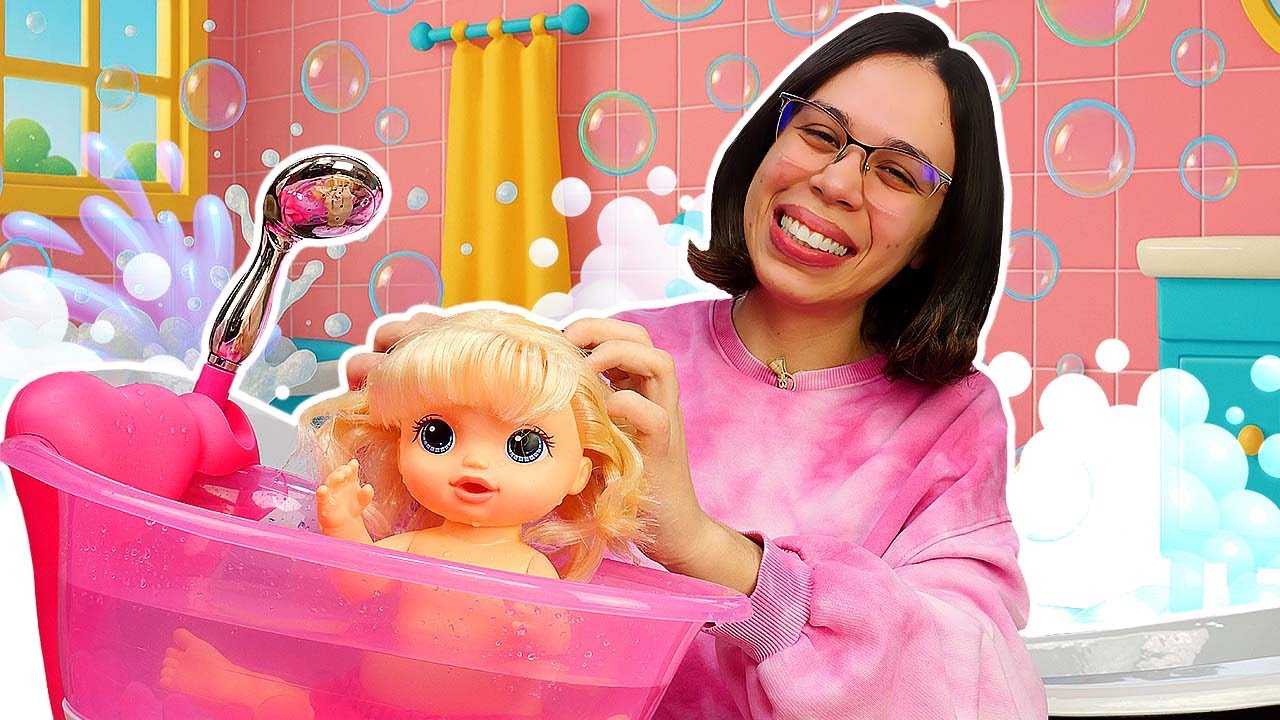 Banho de espuma com a boneca! Brincando na banheira!