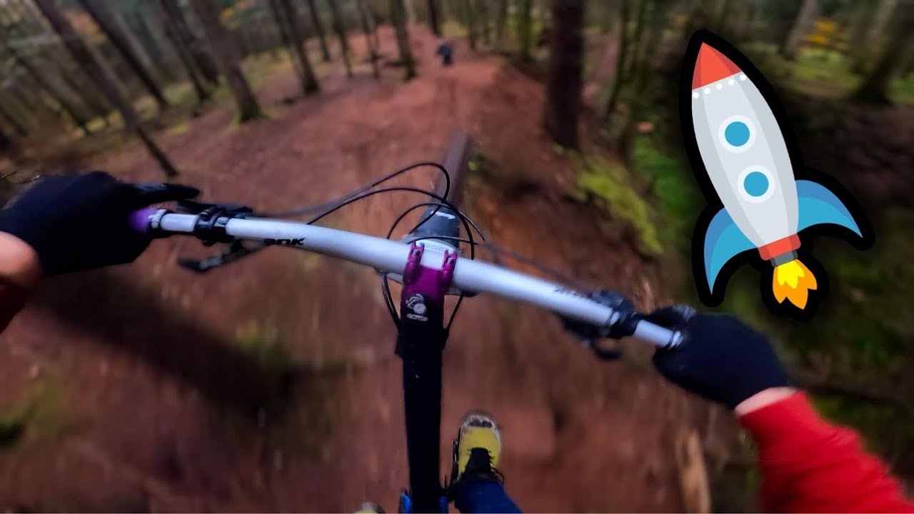 Je teste un terrain de VTT avec d'&eacute;normes sauts !