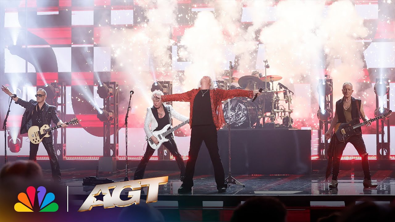 Def Leppard Performs 