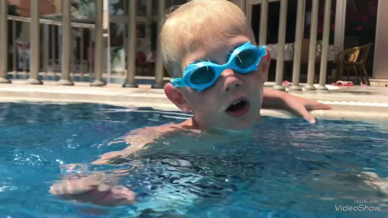 Oscar svømmer uden badevinger og laver tricks  i poolen 🏊🏻‍♂️