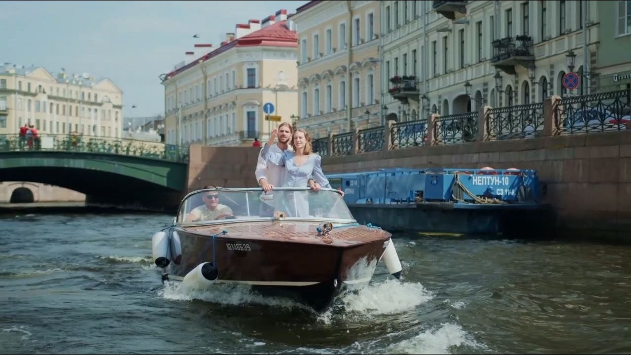 Влюблённая пара на яхте. кавер музыка: Бежит река / Ein verliebtes Paar auf einer Yacht.