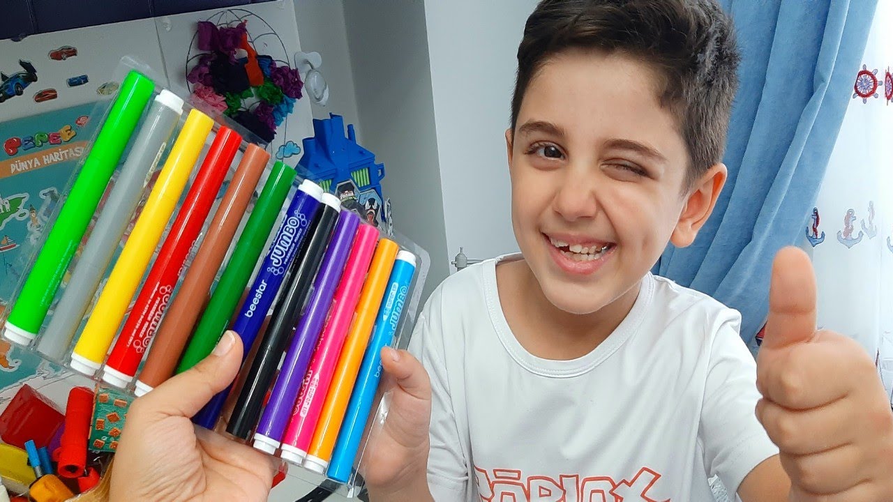 Efe eski boya kalemlerini kullanmak istemedi yeni renkleri olan boya setini açtı.