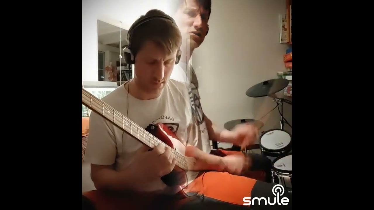 Hysteria by Muse bass/drum/vocal cover by me. just learning this, and recorded with my phones mic ⚡