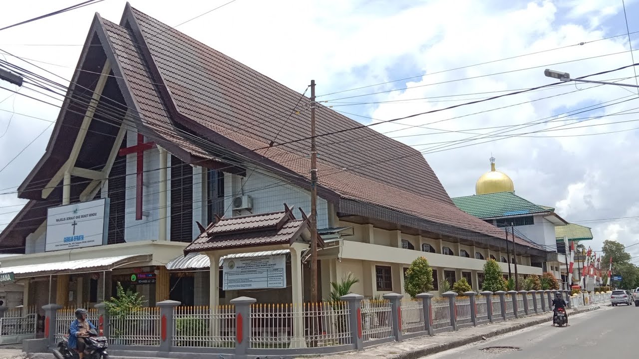 Gereja & Masjid Berdampingan..!!! Jalan-jalan ke Palangka Raya kota paling toleransi di Indonesia