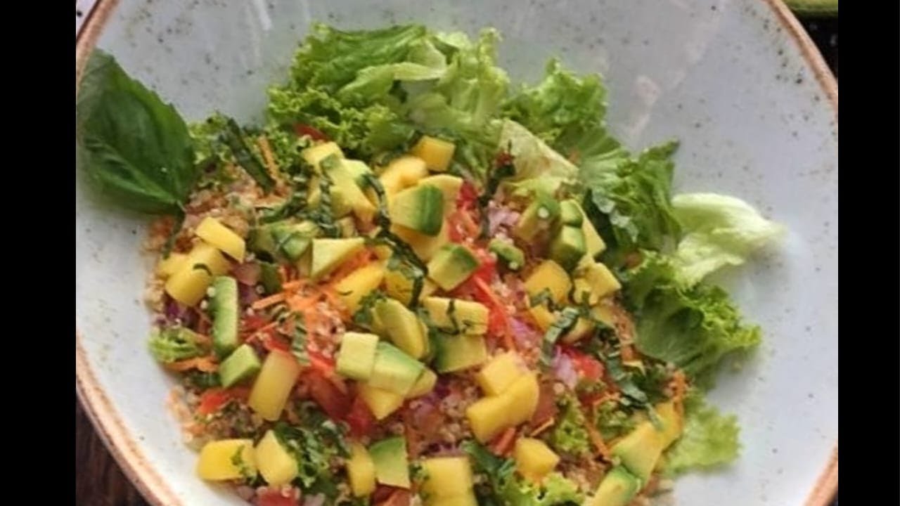 Receta para preparar Ensalada de Quinua, con aguacate y mango.