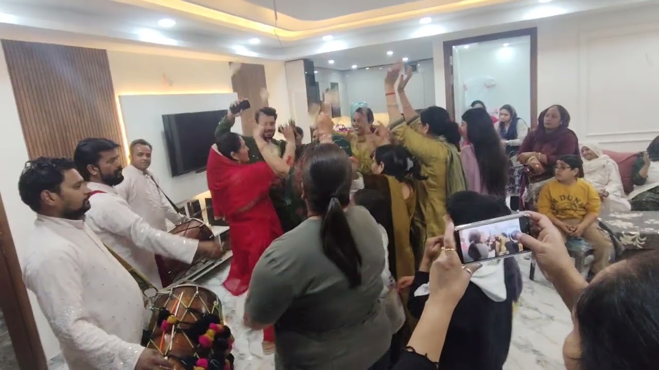Bhai ki sadhi Main kiya Dhol par dance voo bhi gar ke Ander 🕺🏿🕺🏿🕺🏿🕺🏿💃🏿💃🏿💃🏿💃🏿