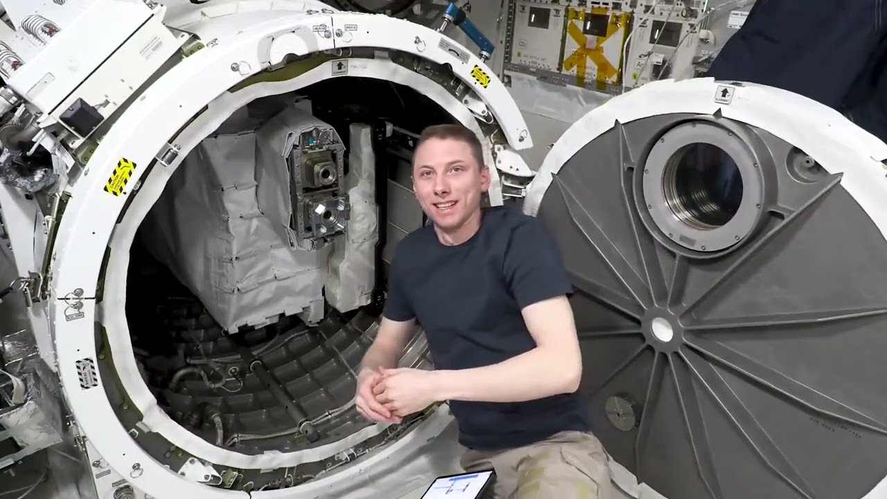 Some details on  Airlock in the JEM (Japanese Experiment Module), and a quick float over to the PMM