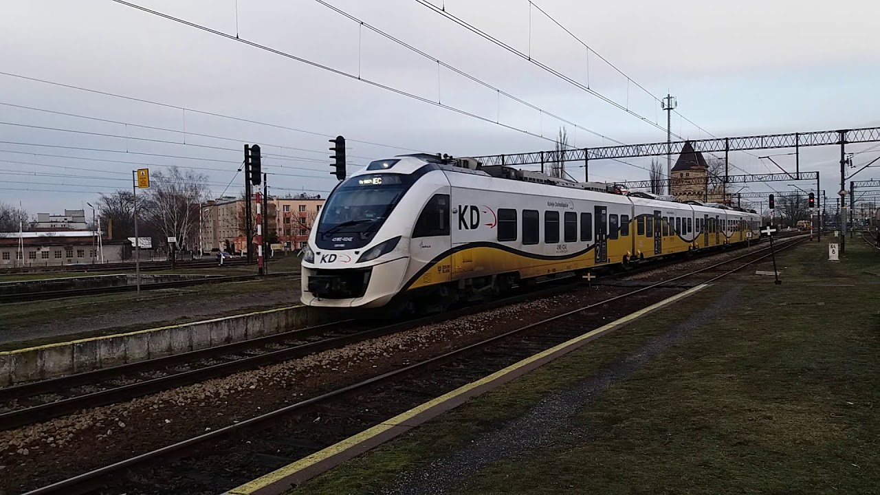 8 pociągów na stacji Legnica oraz łączenie dwóch składów. 28.01.2019 r.