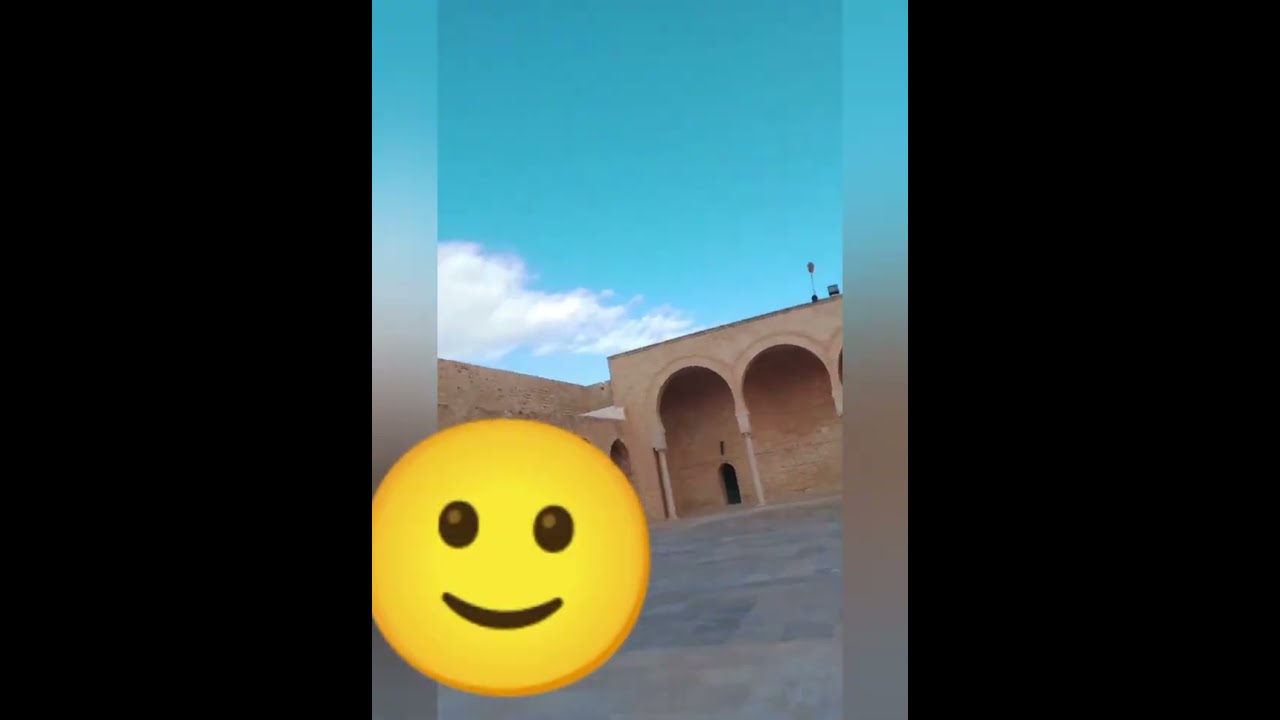 #الصلاة  في المسجد  هدم جداره من قوة امواج البحر/جولة في المدينة العتيقة المهدية