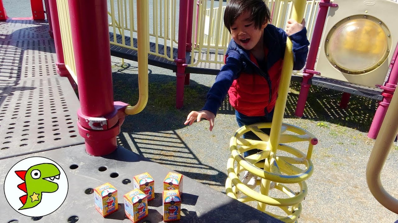 レオくんが公園でドラえもんのチョコエッグをさがしにいくよ！トイキッズ