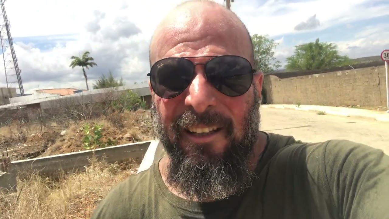 Só quem não desistiu é que sabe o peso de tentar construir algo grande com quase nada nas mãos. 