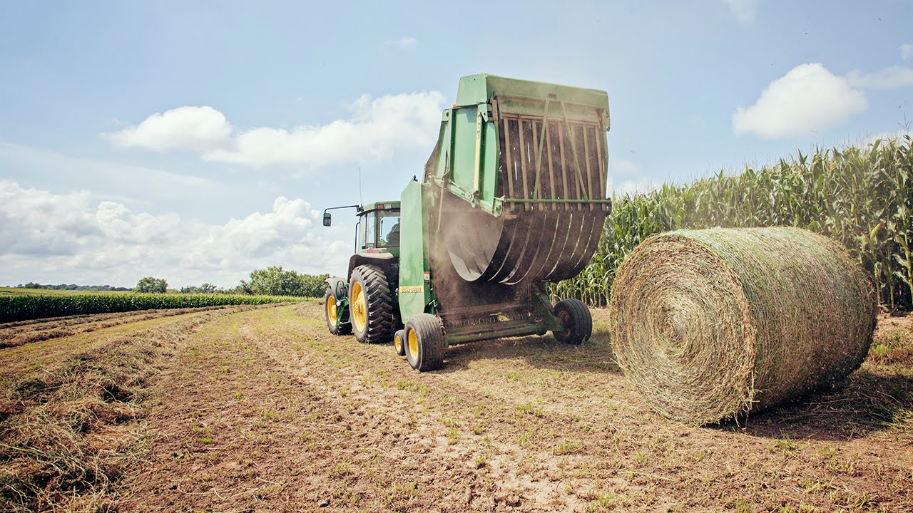 Round Baling - Racing Rain - John Deere 7600 & 566 Round Baler