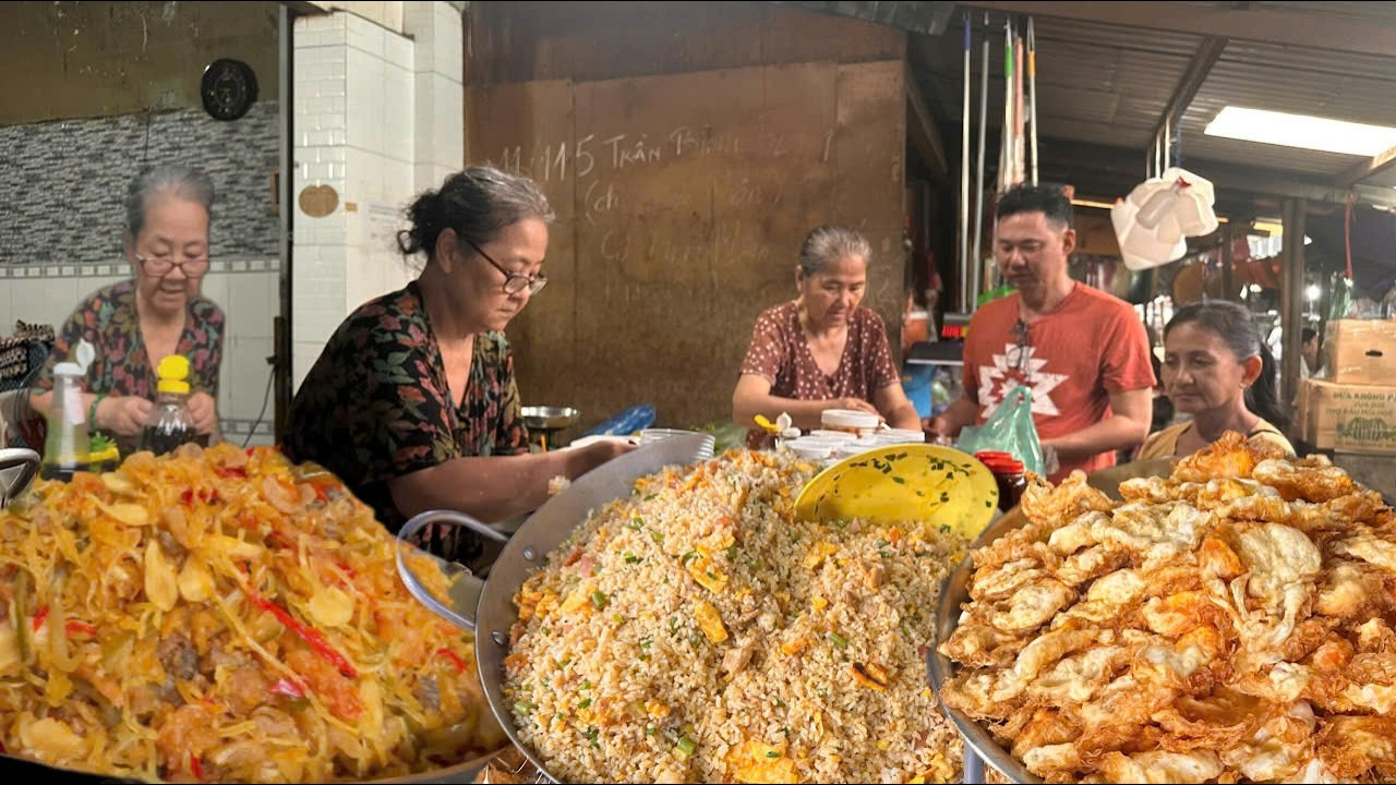 Quầy cơm chiên nhiều chảo to của hai bà già chỉ 20k-25k mà ngon quá xá I meanmechoi