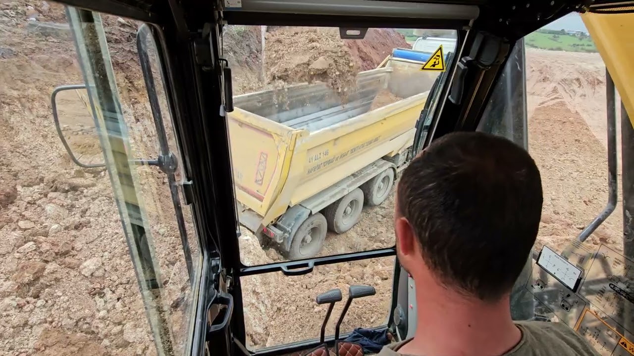 arabalara makina küçük kalıyor mesafe kısa ama zorluyorum  #excavator #işmakinaları #hafriyat