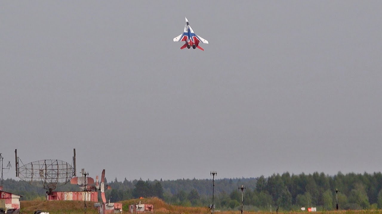Одиночный пилотаж МиГ-29 в Кубинке. 