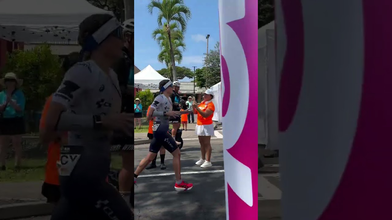 Lucy Charles-Barclay🇬🇧 makes a pass on Taylor Knibb🇺🇸