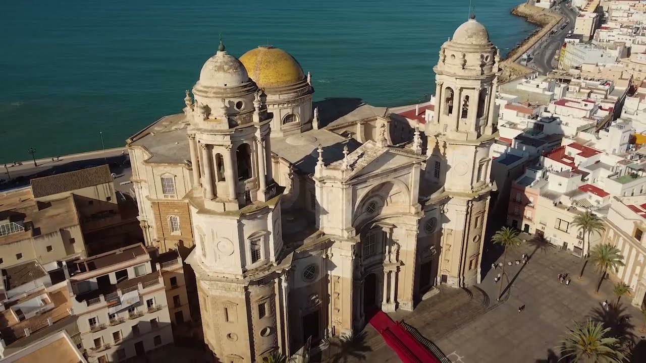 Cádiz y su catedral a vista de dron / Cádiz (Spain), its cathedral drone view