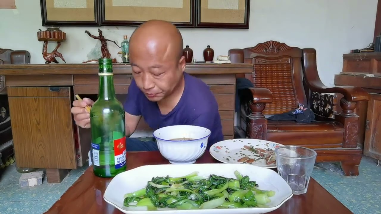 今天吃剩菜剩饭，还有半瓶酒也喝完，这就是光棍男子的一顿饭 #在家吃饭