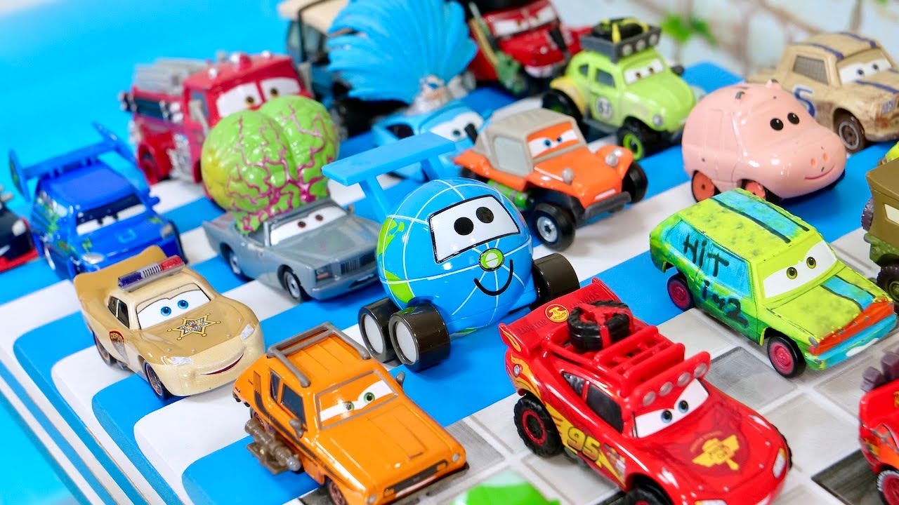 カーズ☆色んなミニカーが青と白の階段を走って転がりながら水に落ちていく♪