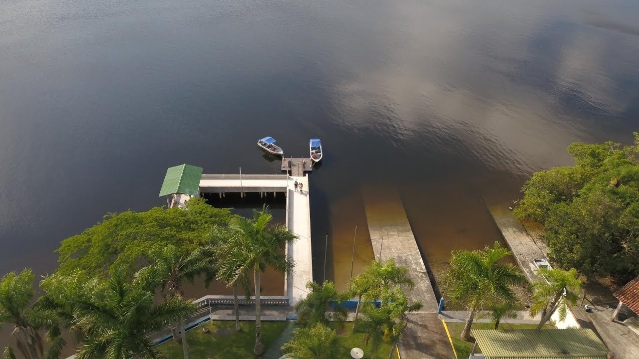 Drone voando no litoral sul de São Paulo - Cananéia e Ilha do Cardoso