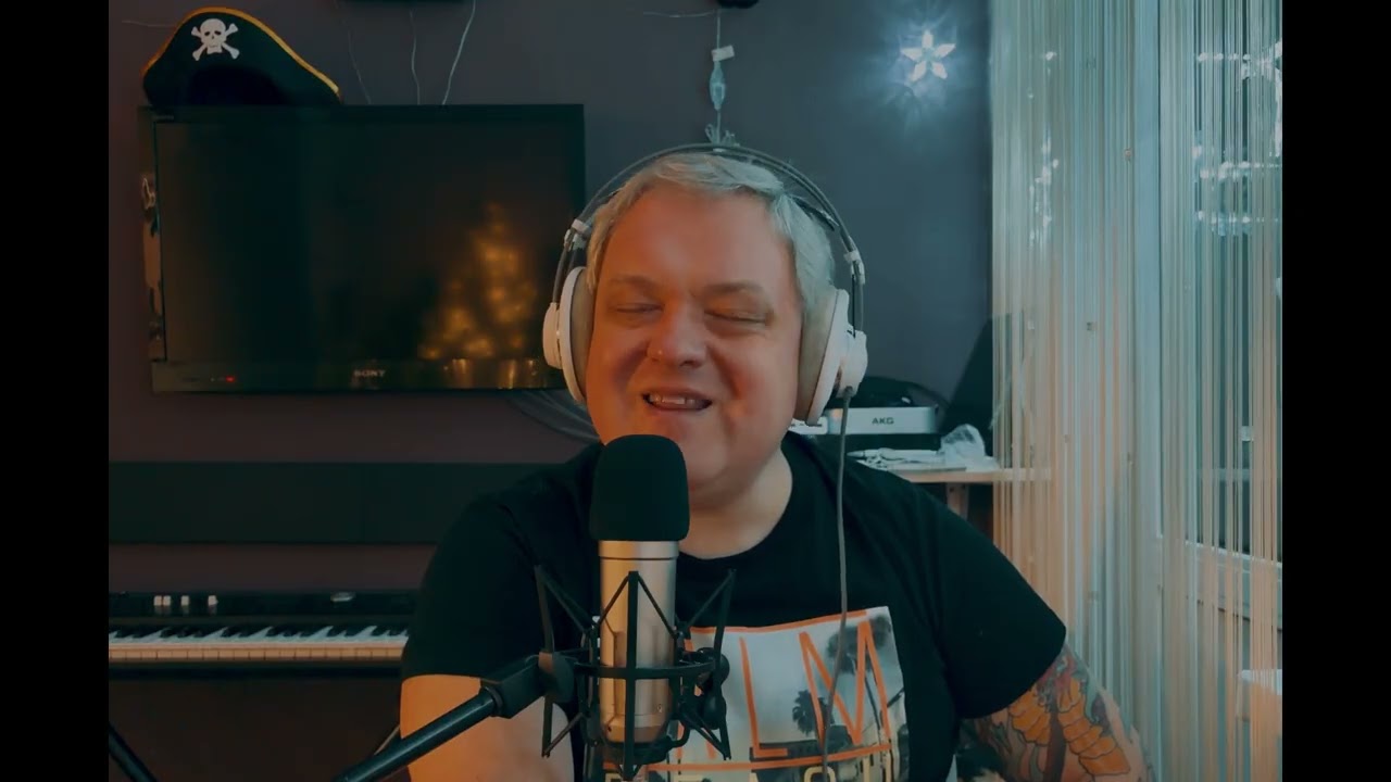 Он был старше её