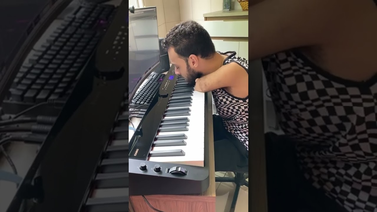 Amazing Pianist Plays Piano Without Hands🎹
