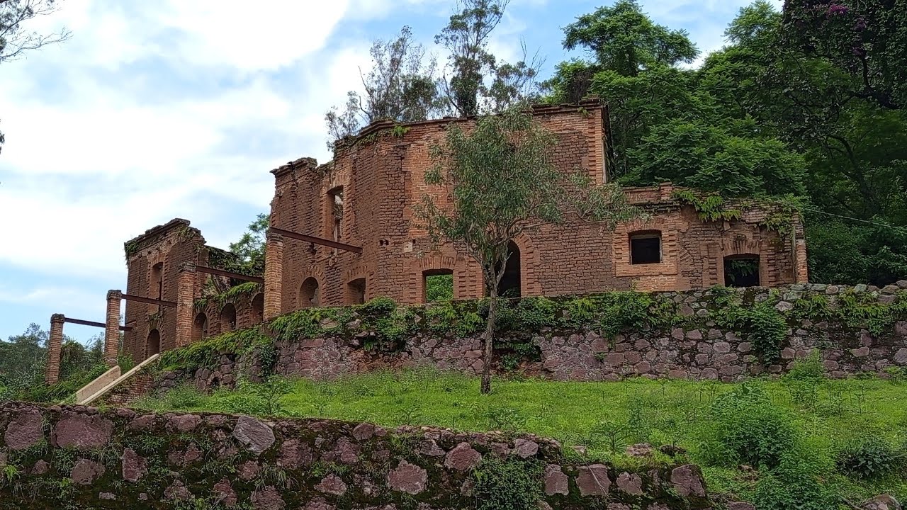 antiguas ruinas de lo que fue la mina más grande de Jalisco