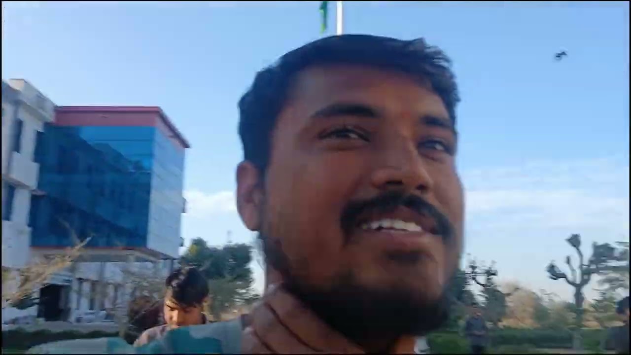 College में हड़ताल हो रहीं चाय नहीं मिली और College के बार घूमने नहीं जाने दे रहे हैं 