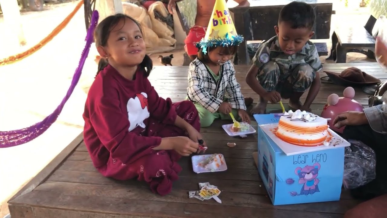 ថ្ងៃចុងសប្ដាហ៍មកលេងស្រុក ទិញនំខេក ផ្ញើក្មេងៗ ពេលឃើញនាំគ្នាអរសប្បាយណាស់ ហេតុតែចង់បាន 