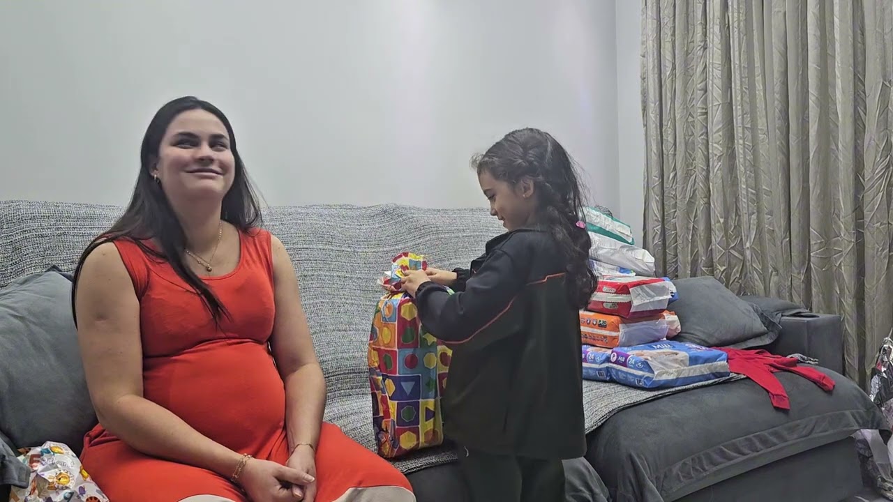 Abrindo os presentinhos do meu irmãozinho 🥰🥰🥰