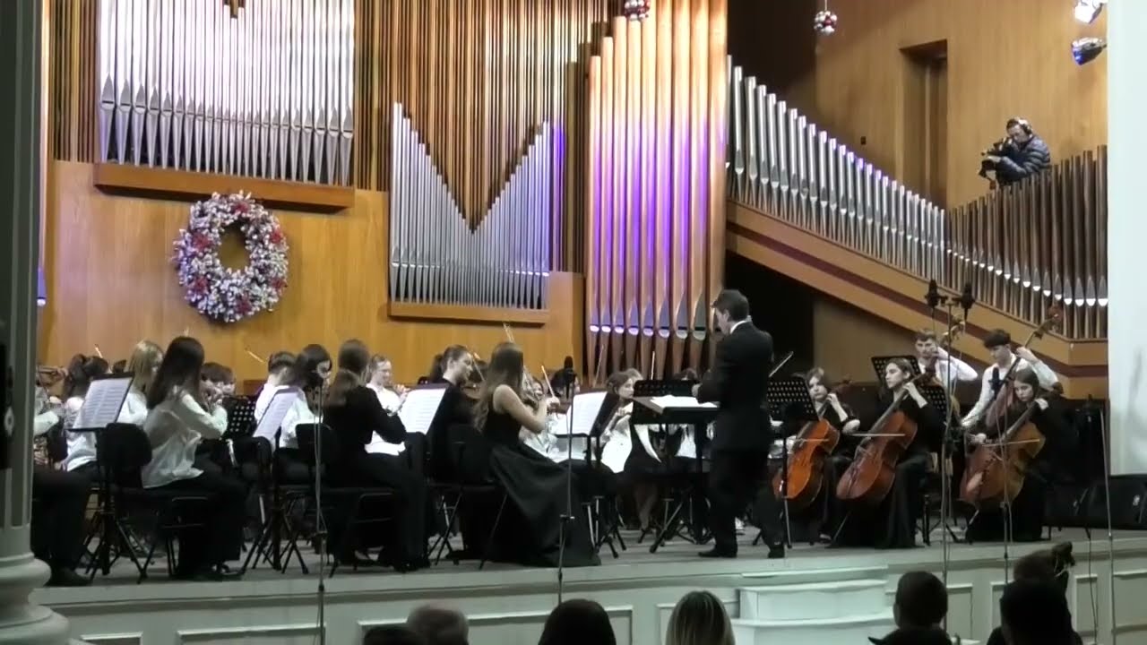 8. Симфонический оркестр лицея имени Чиприана Порумбеску на концерте  85-летия лицея