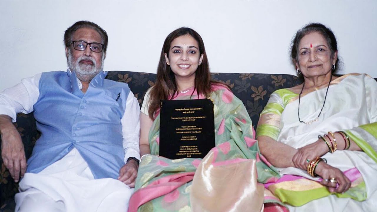 Lata's Brother Hridaynath Mangeshkar With His Daughter & Wife Bharati, Sons Aadinath & Vaijnath