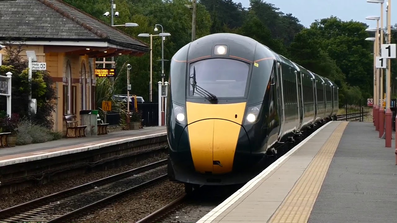 Trains at Charlbury Railway Station (08/08/18).