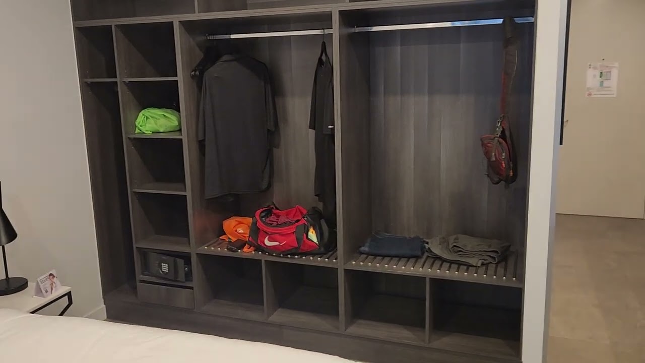 Peter Mc checks in at the Meriton Apartments at 140 King Street Melbourne. 