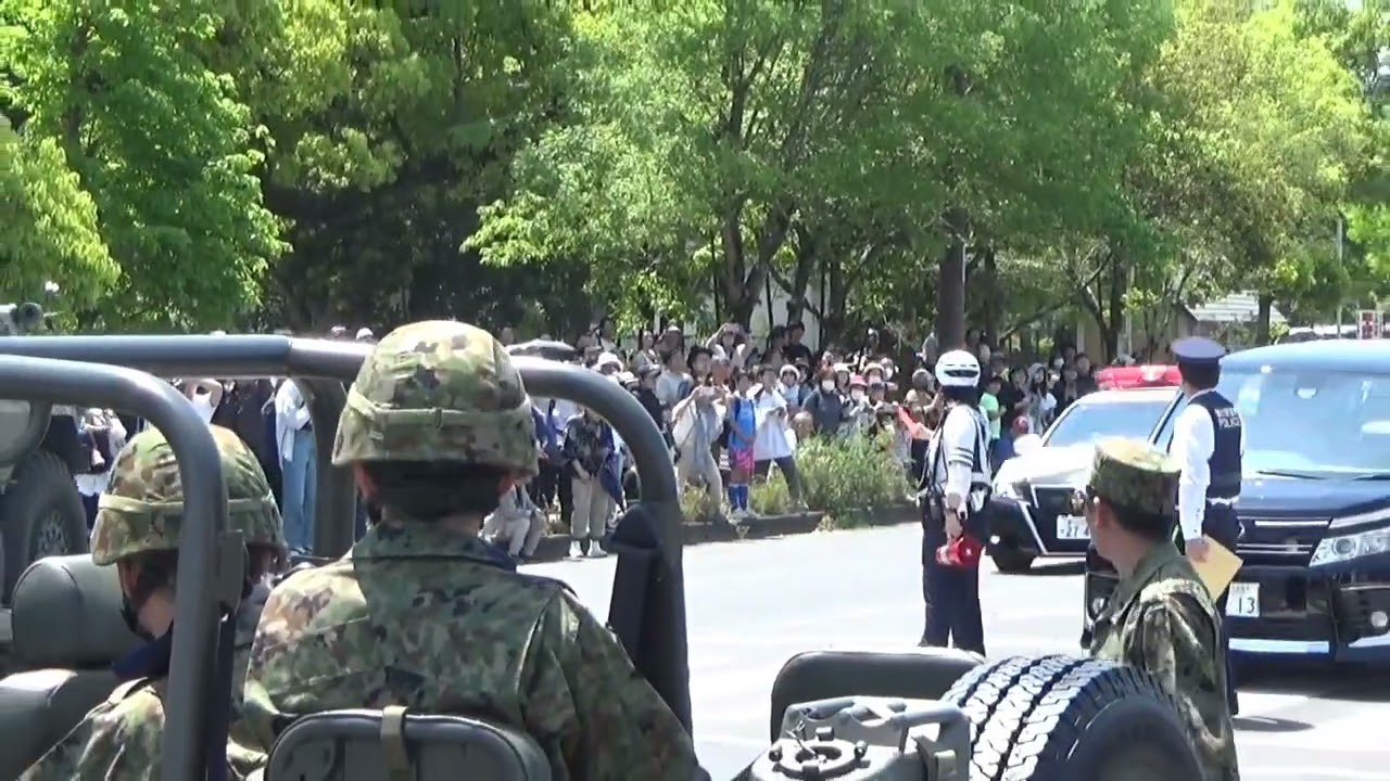 香川県警察 駐屯地観閲式実施中に緊急走行するパトカー