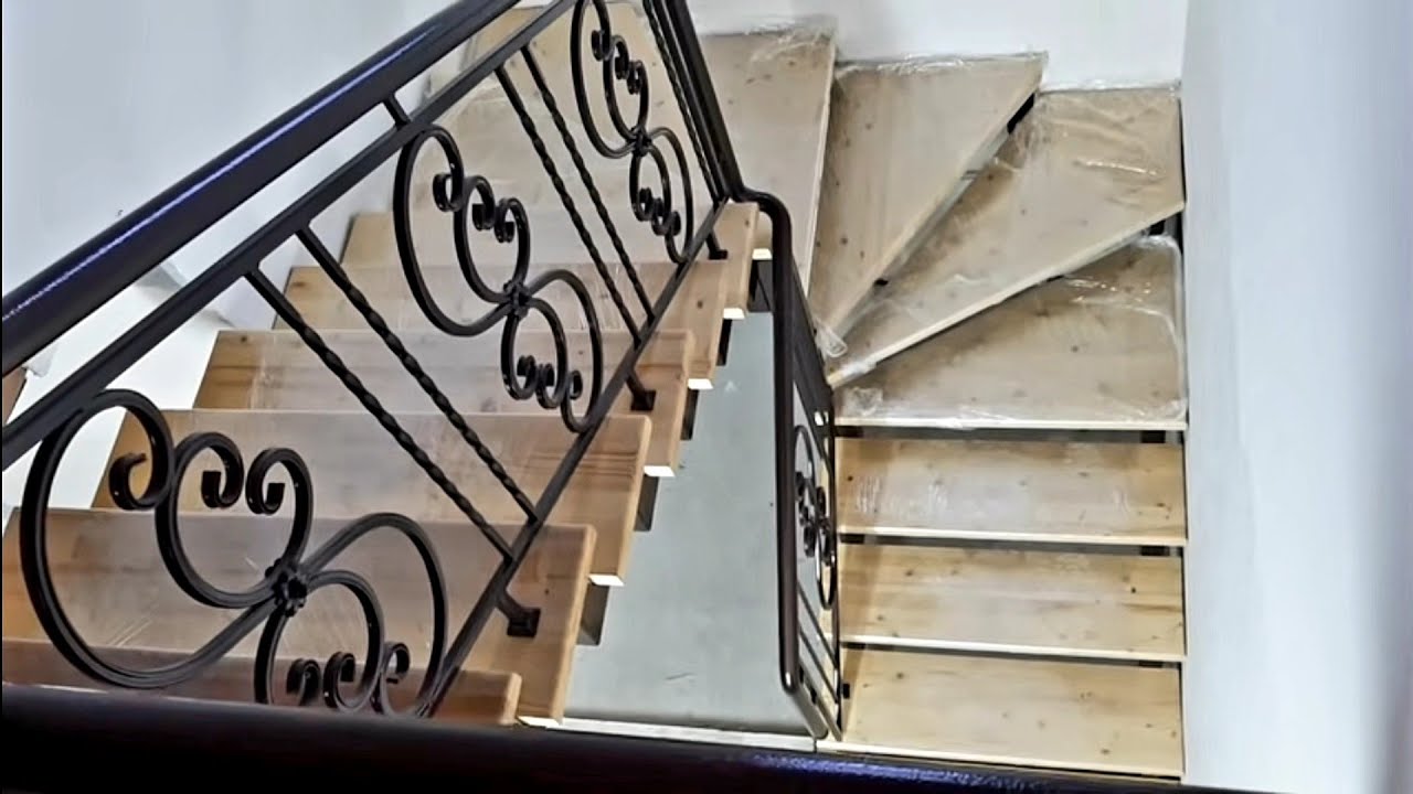 Установка лестницы из профильной трубы своими руками на ломаных косоурах под ключ!