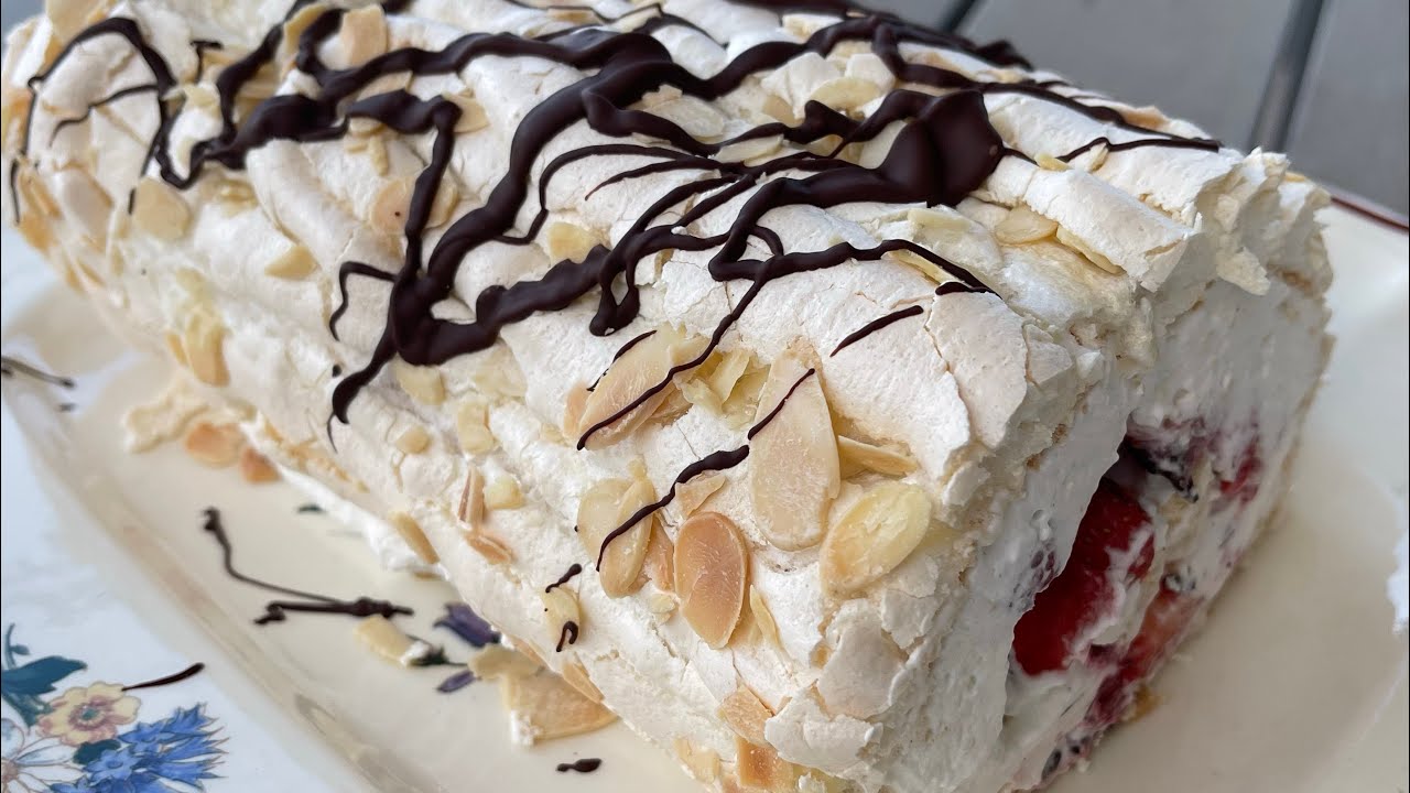 Как приготовить меренговый рулет с клубникой и малиной