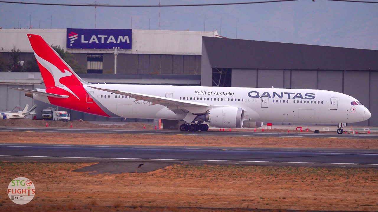 Qantas Boeing 787 departing from Santiago. Plane spotting at SCL.