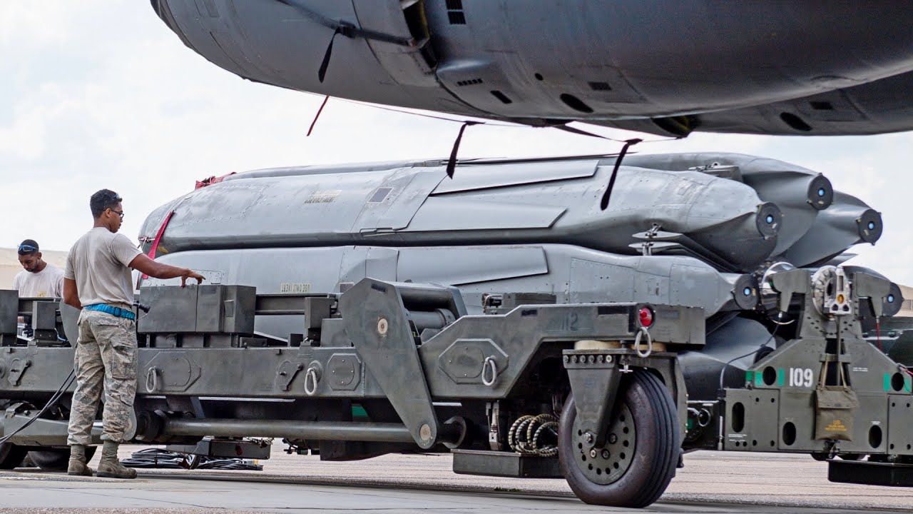 Ядерные Крылатые Ракеты AGM-86 и бомбардировщики B-52 Stratofortress.